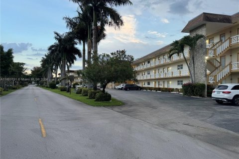 Condo in Lauderdale Lakes, Florida, 1 bedroom  № 1223084 - photo 2