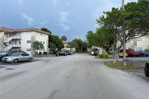 Copropriété à vendre à Lauderdale Lakes, Floride: 1 chambre, 63.55 m2 № 1223084 - photo 1