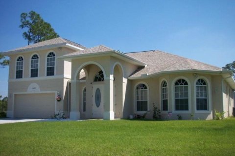 House in Lehigh Acres, Florida 4 bedrooms, 226.03 sq.m. № 1229105 - photo 5