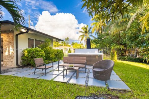 Villa ou maison à vendre à El Portal, Floride: 4 chambres № 986279 - photo 10