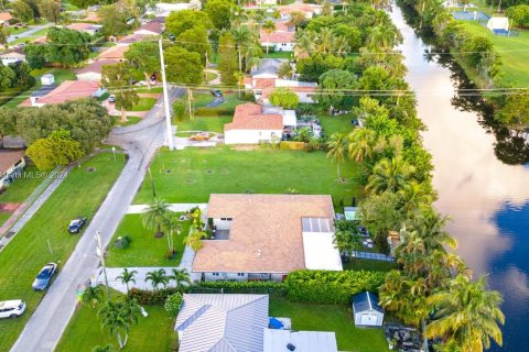 Villa ou maison à vendre à El Portal, Floride: 4 chambres № 986279 - photo 6
