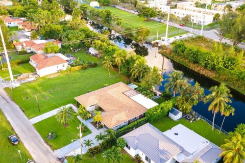 Villa ou maison à vendre à El Portal, Floride: 4 chambres № 986279 - photo 7