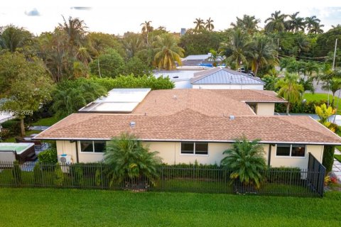 Villa ou maison à vendre à El Portal, Floride: 4 chambres № 986279 - photo 3