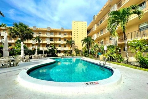 Condo in Hollywood, Florida, 2 bedrooms  № 1293671 - photo 1