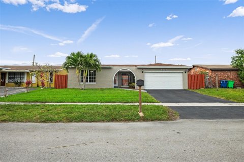 House in Sunrise, Florida 3 bedrooms, 146.79 sq.m. № 1103105 - photo 2