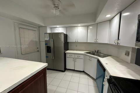 Condo in Lauderhill, Florida, 2 bedrooms  № 1242524 - photo 9