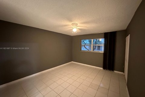 Condo in Lauderhill, Florida, 2 bedrooms  № 1242524 - photo 16