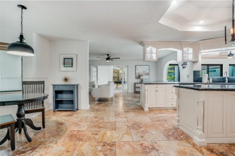 Villa ou maison à vendre à Miami, Floride: 8 chambres, 512.73 m2 № 1375736 - photo 22