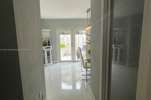 House in Miami, Florida 3 bedrooms, 148.09 sq.m. № 1375735 - photo 7