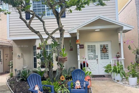 House in Miami, Florida 3 bedrooms, 148.09 sq.m. № 1375735 - photo 1