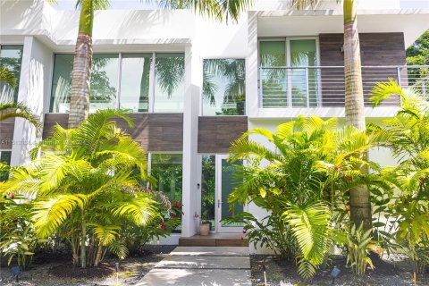 Casa en venta en South Miami, Florida, 5 dormitorios, 332.22 m2 № 942579 - foto 7