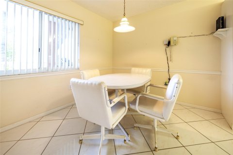 Condo in Sunrise, Florida, 2 bedrooms  № 1208604 - photo 15