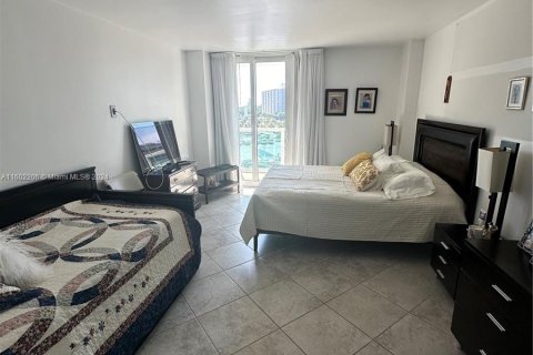 Condo in Sunny Isles Beach, Florida, 2 bedrooms  № 1220736 - photo 13