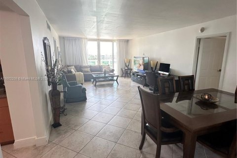 Copropriété à vendre à Sunny Isles Beach, Floride: 2 chambres, 126.07 m2 № 1220736 - photo 1