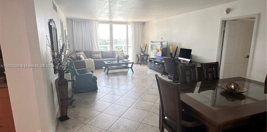 Condo in Sunny Isles Beach, Florida, 2 bedrooms  № 1220736