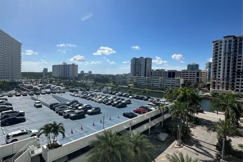 Condo in Sunny Isles Beach, Florida, 2 bedrooms  № 1220736 - photo 21