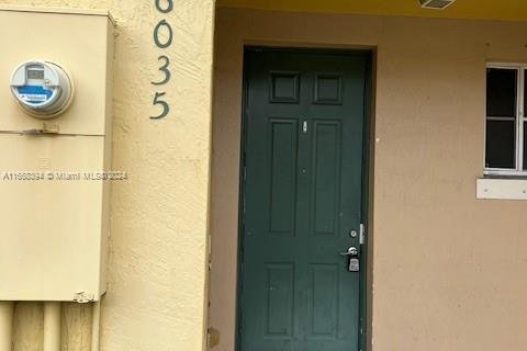 Condo in North Lauderdale, Florida, 3 bedrooms  № 1389629 - photo 1