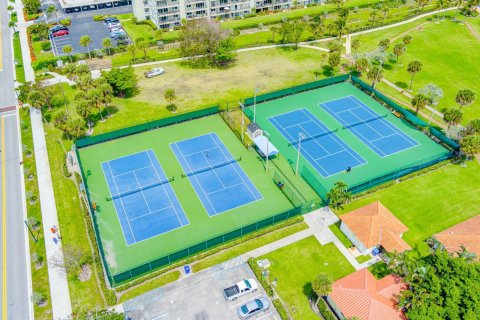 Condo in Lake Park, Florida, 2 bedrooms  № 1100150 - photo 9