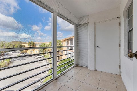 Condo in Deerfield Beach, Florida, 2 bedrooms  № 1228630 - photo 1