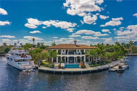 House in Fort Lauderdale, Florida 8 bedrooms, 832.59 sq.m. № 55307 - photo 9