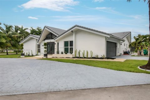 Villa ou maison à vendre à Tamarac, Floride: 4 chambres, 441.19 m2 № 1370923 - photo 4