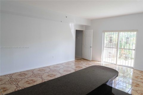 House in Miami, Florida 1 bedroom, 66.89 sq.m. № 1399090 - photo 11