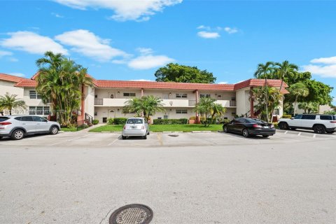 Condo in Pembroke Pines, Florida, 2 bedrooms  № 1310597 - photo 3