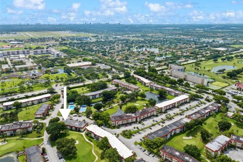 Condo in Pembroke Pines, Florida, 2 bedrooms  № 1310597 - photo 2