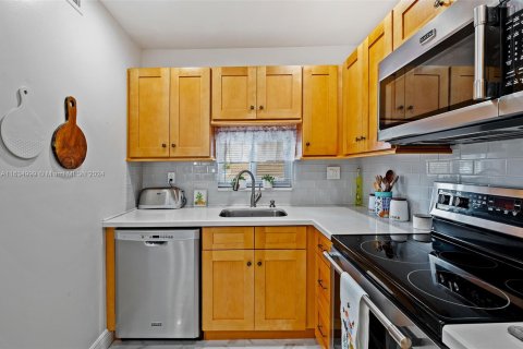 Condo in Pembroke Pines, Florida, 2 bedrooms  № 1310597 - photo 17