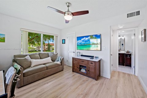 Condo in Pembroke Pines, Florida, 2 bedrooms  № 1310597 - photo 24