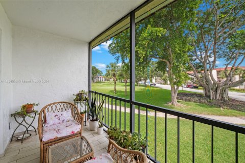 Condo in Pembroke Pines, Florida, 2 bedrooms  № 1310597 - photo 14