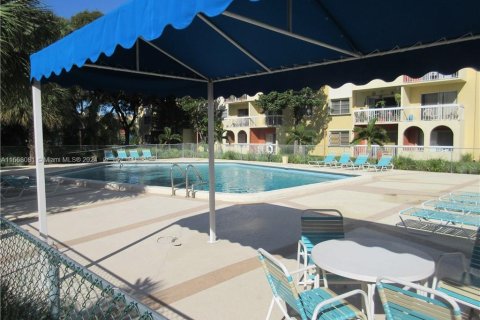 Condo in Miami, Florida, 1 bedroom  № 1384219 - photo 16