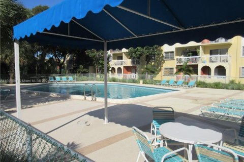 Condo in Miami, Florida, 1 bedroom  № 1384219 - photo 15