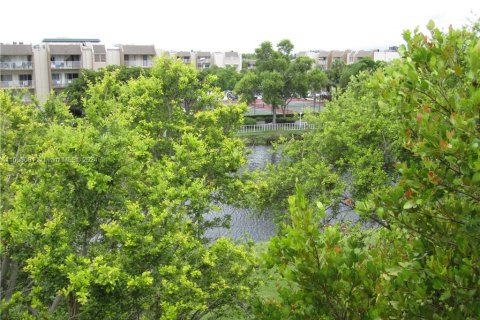 Condo in Miami, Florida, 1 bedroom  № 1384219 - photo 1