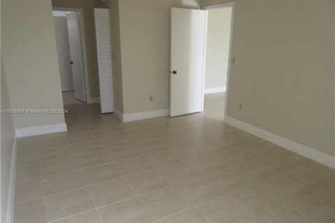 Condo in Miami, Florida, 1 bedroom  № 1384219 - photo 9