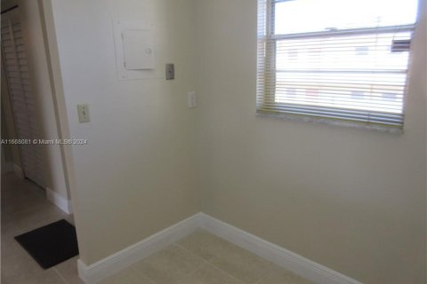 Condo in Miami, Florida, 1 bedroom  № 1384219 - photo 13