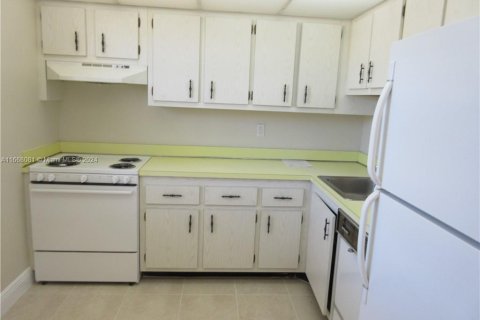 Condo in Miami, Florida, 1 bedroom  № 1384219 - photo 10