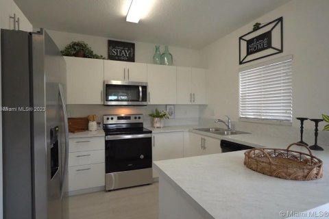 Townhouse in Florida City, Florida 4 bedrooms № 875859 - photo 5