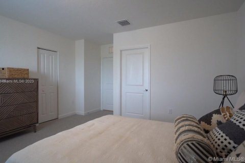 Townhouse in Florida City, Florida 4 bedrooms № 875859 - photo 15