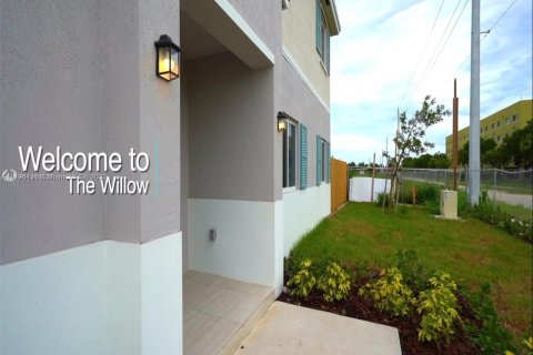 Townhouse in Florida City, Florida 4 bedrooms № 875859 - photo 1