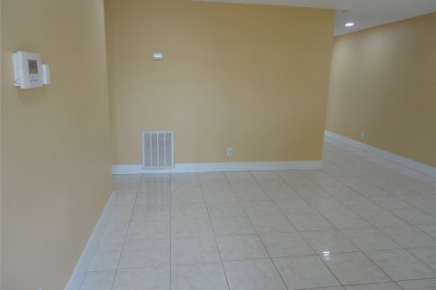 Villa ou maison à vendre à Tamarac, Floride: 2 chambres, 95.13 m2 № 1182301 - photo 16