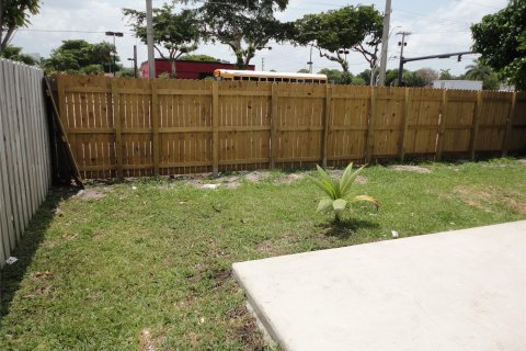 House in Tamarac, Florida 2 bedrooms, 95.13 sq.m. № 1182301 - photo 1