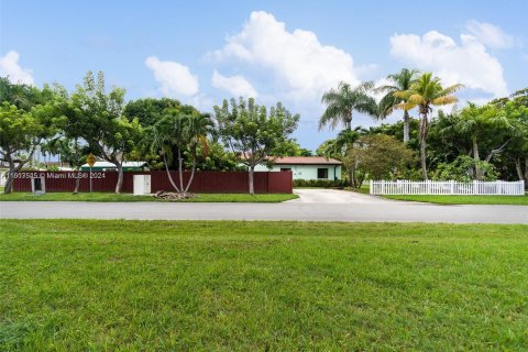 House in Hollywood, Florida 3 bedrooms, 122.82 sq.m. № 944287 - photo 11