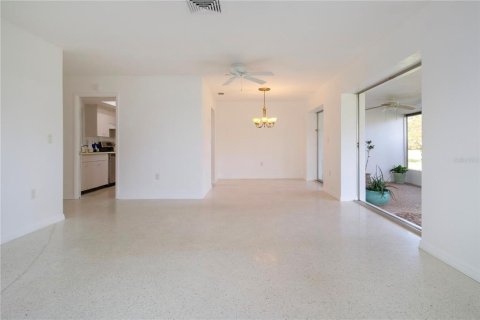 House in Sarasota, Florida 2 bedrooms, 122.91 sq.m. № 1390124 - photo 11