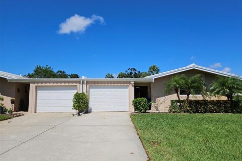 House in Sarasota, Florida 2 bedrooms, 122.91 sq.m. № 1390124 - photo 2