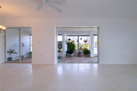 House in Sarasota, Florida 2 bedrooms, 122.91 sq.m. № 1390124 - photo 10