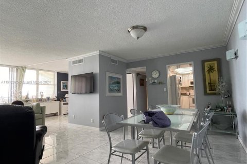 Condominio en venta en Hallandale Beach, Florida, 2 dormitorios, 101.64 m2 № 940482 - foto 15