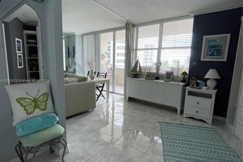 Condominio en venta en Hallandale Beach, Florida, 2 dormitorios, 101.64 m2 № 940482 - foto 4