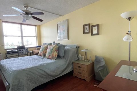 Condo in Hallandale Beach, Florida, 2 bedrooms  № 940482 - photo 9