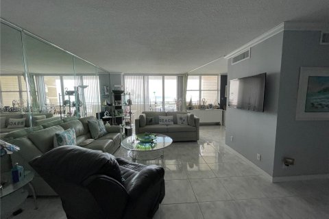 Condominio en venta en Hallandale Beach, Florida, 2 dormitorios, 101.64 m2 № 940482 - foto 16